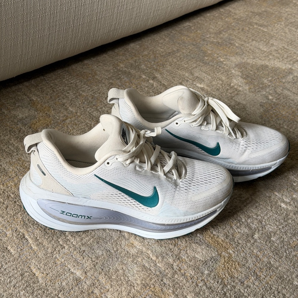 Nike Vomero 18 (sz 8) - Picture 3 of 5